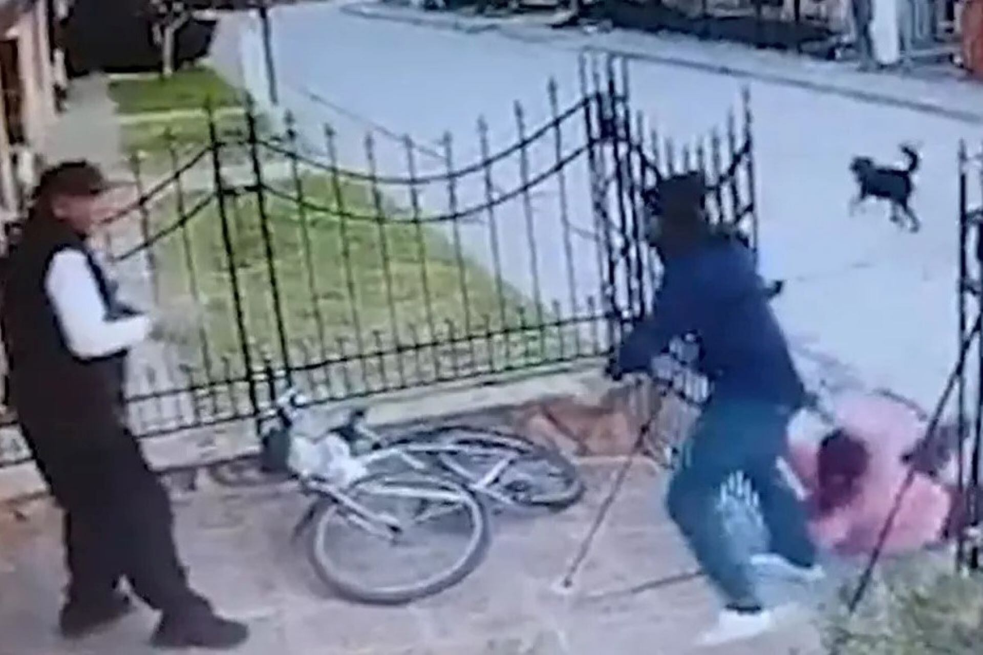 Momento en que el exmilitar Domingo Faustina Verna dispara cinco veces contra su nieto, Brian Batalla Verna, y lo mata. (Foto: captura de imagen)