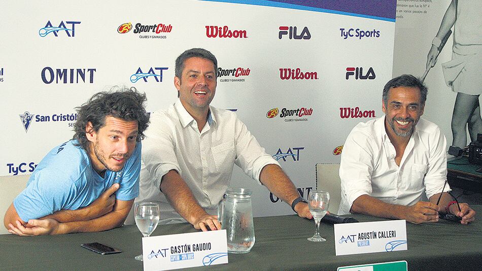 El capitán Gaudio y los dirigentes de la AAT, Calleri y Zabaleta.