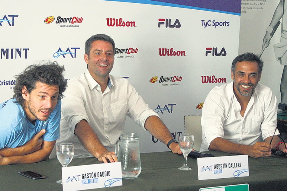 El capitán Gaudio y los dirigentes de la AAT, Calleri y Zabaleta.