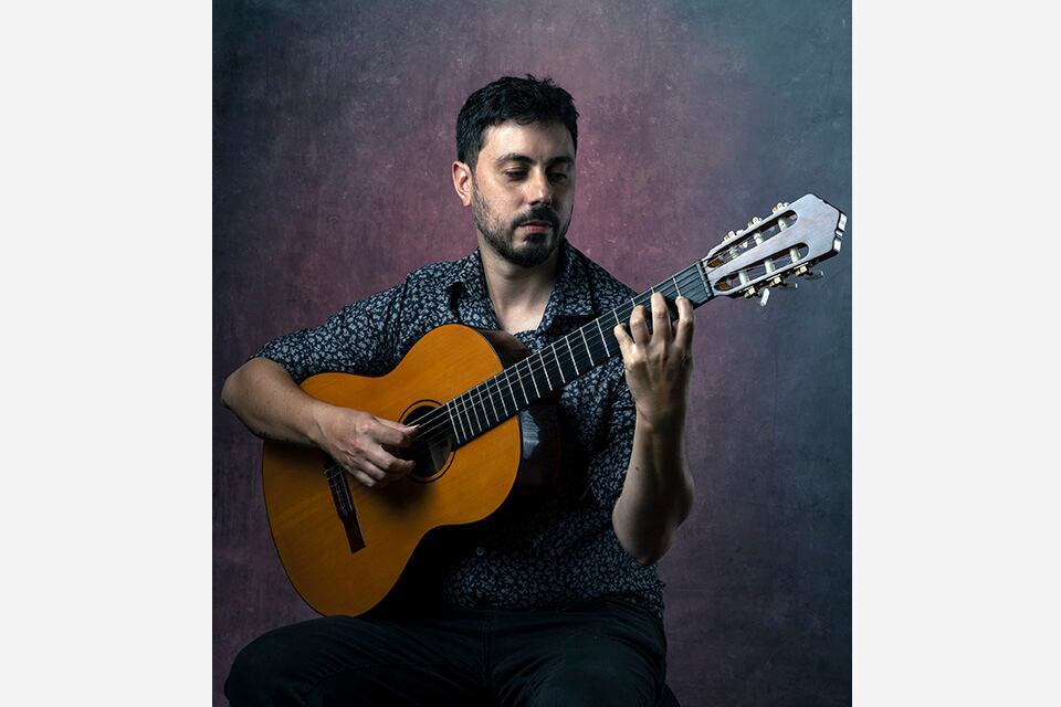 Madrid es guitarrista y docente.