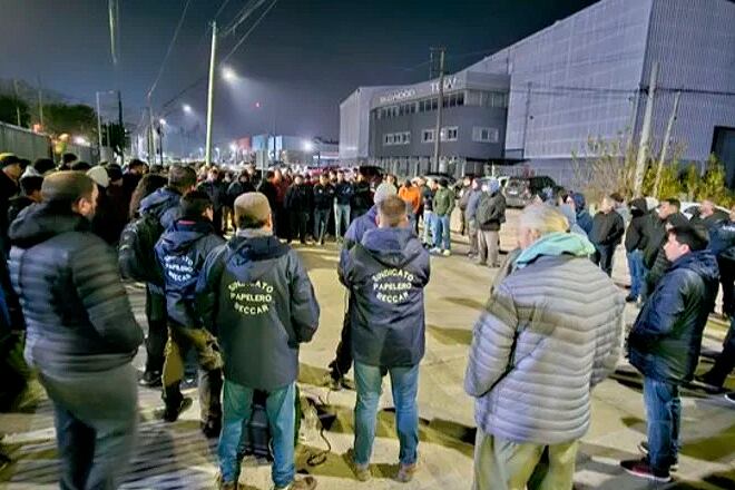 Sin aviso previo, cerró y despidió a 220 trabjadores