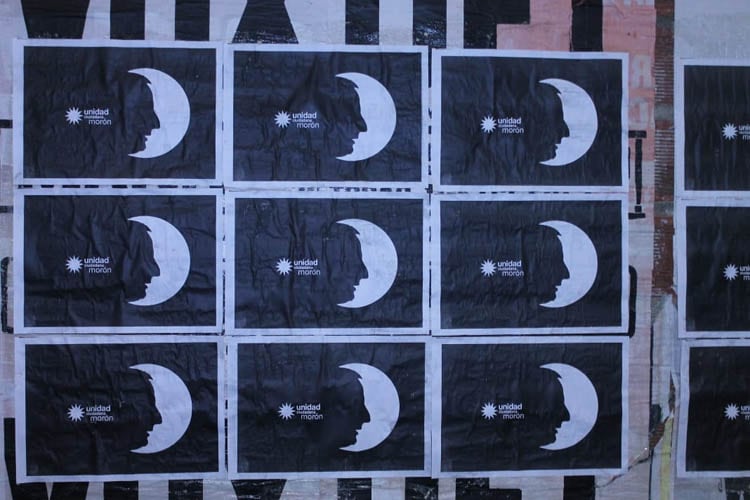 Los afiches de Unidad Ciudadana en Morón contra la remoción del busto.