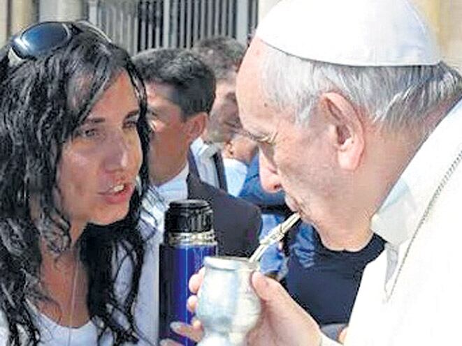 El mate del olvido. El papa Bergoglio con la operadora eclesiástica en Télam, Silvina Oranges.