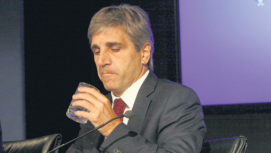 Luis Caputo, presidente del Banco Central, jugó las cartas más altas y no logró ganarle la mano al mercado.