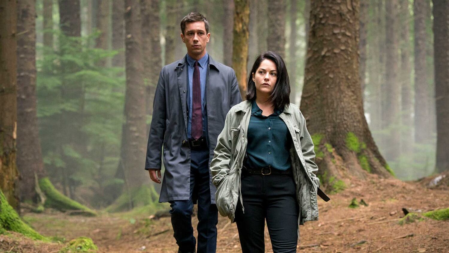 Una dupla de detectives debe resolver el misterioso asesinato de una adolescente hallada en un bosque. 