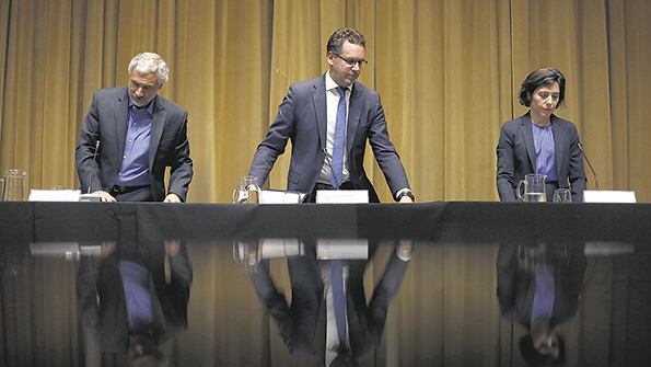 Guido Sandleris (en el medio), titular del Banco Central, reconvertido en ultraortodoxo monetarista.