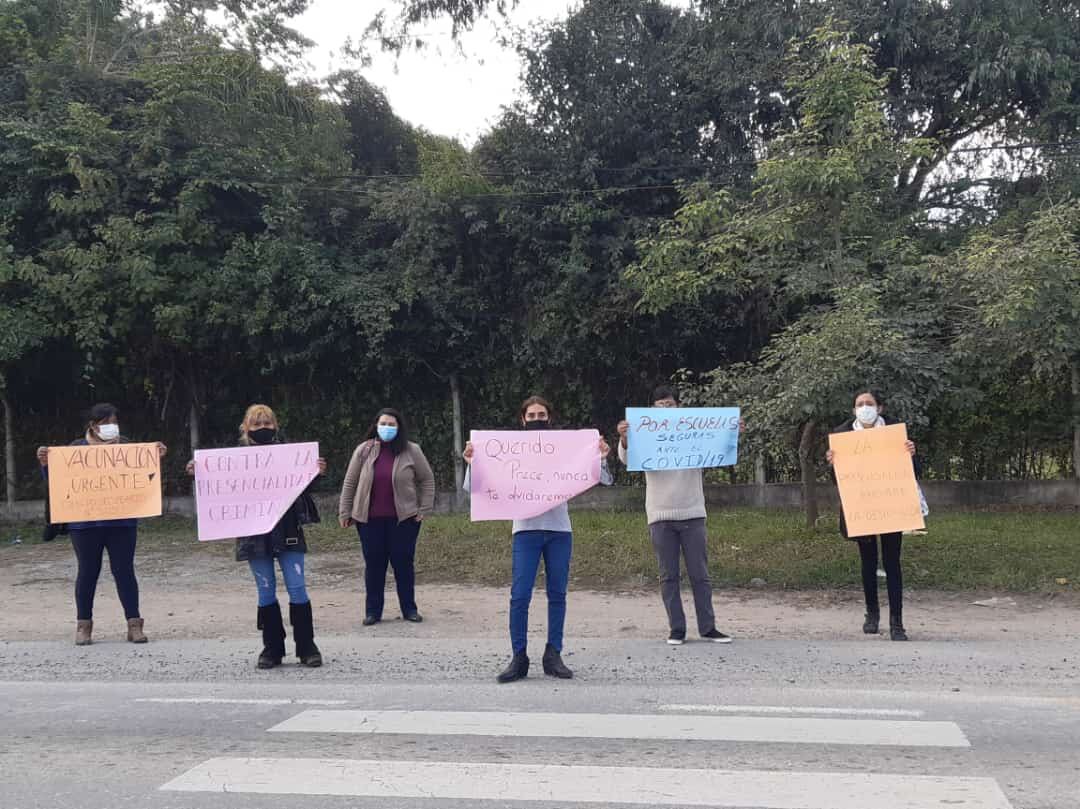 Docentes del Colegio Secundario 5050 sobre la ruta nacional 9.