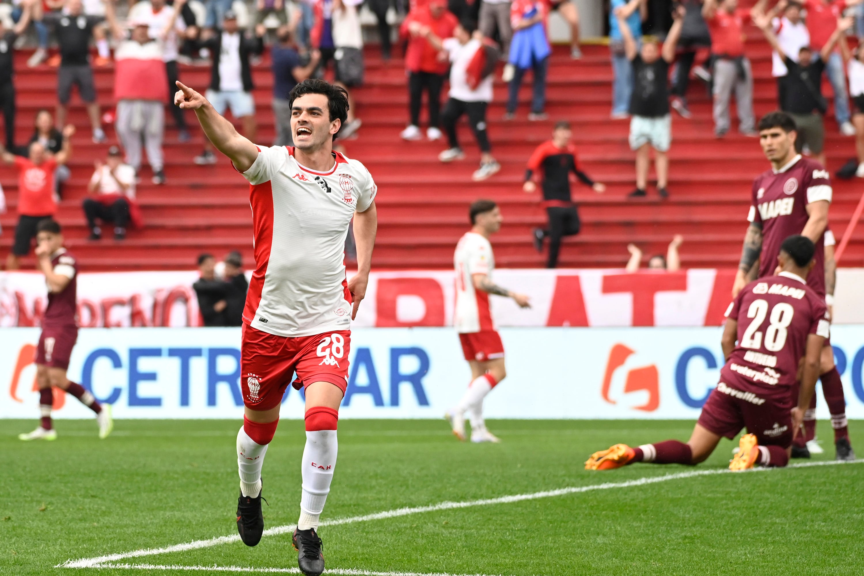 Alan Soñora festeja el primer gol del ganador