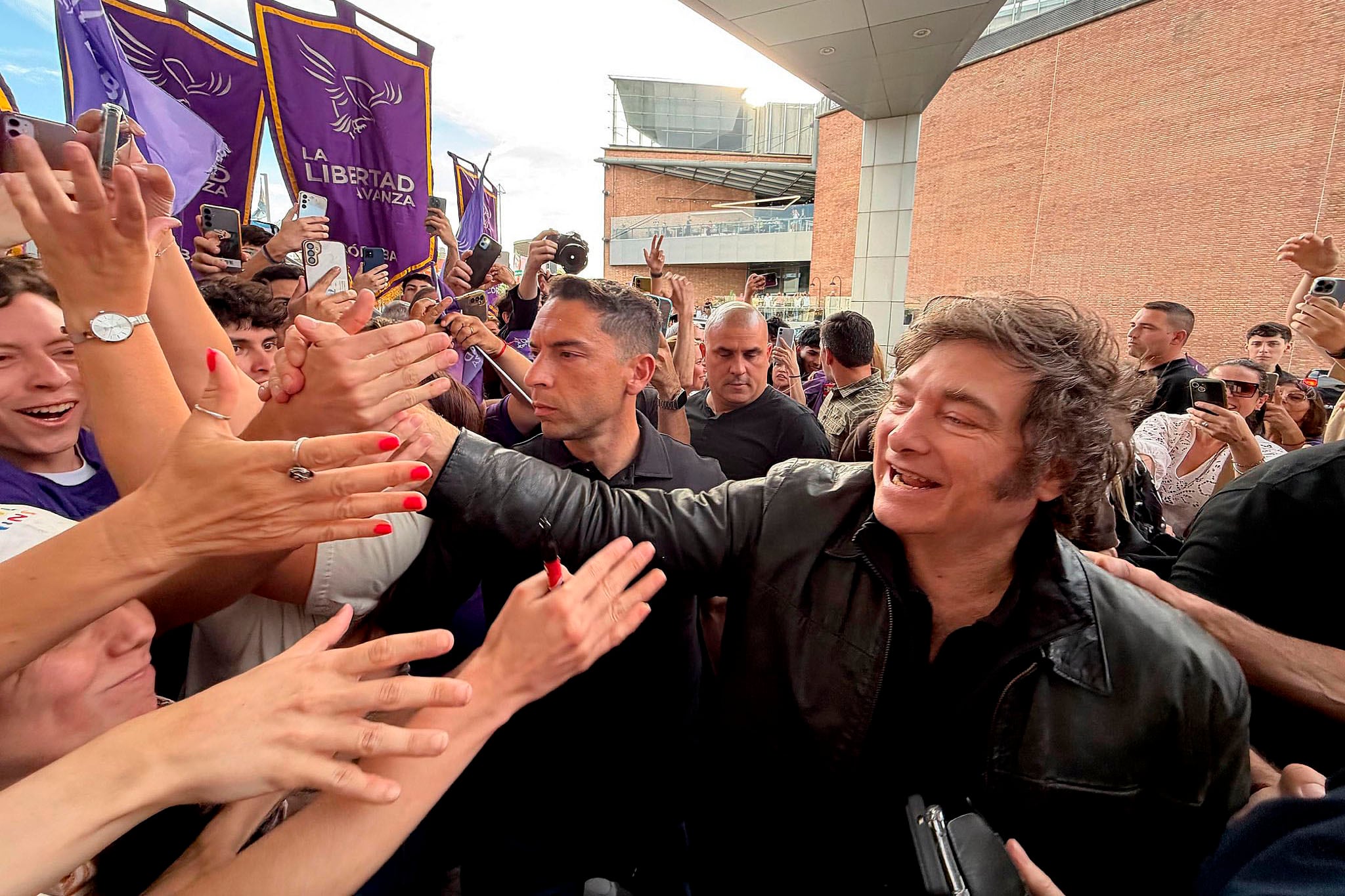 Milei habló con un pequeño megáfono en mano que casi no amplificaba su voz.