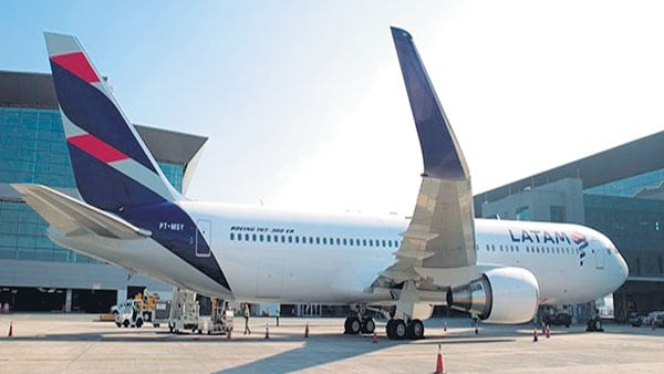 Durante todo el día de ayer, los pasajeros de Latam debieron esperar por horas.