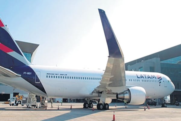 Durante todo el día de ayer, los pasajeros de Latam debieron esperar por horas.