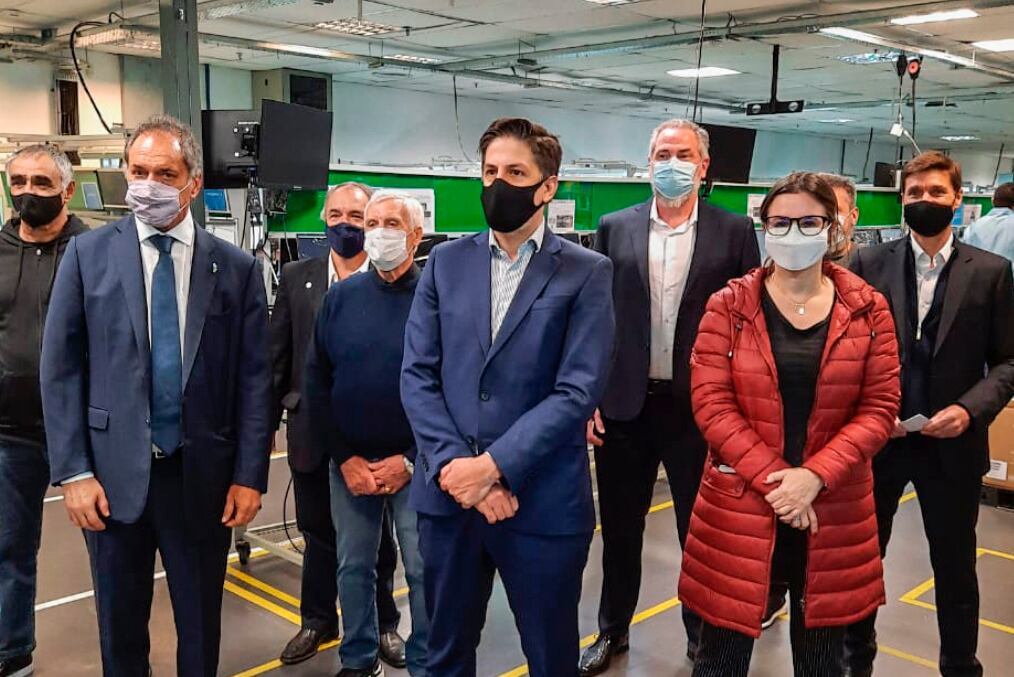 La visita a la planta qué prevé entregar 54.000 netbooks educativas.