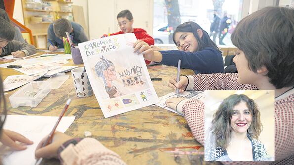Una reunión de Cordones Desatados, y su directora, Jéssica Fainsod.