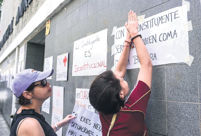 La oposición pegó carteles en colegios donde se votará el domingo; también llamó a un paro.