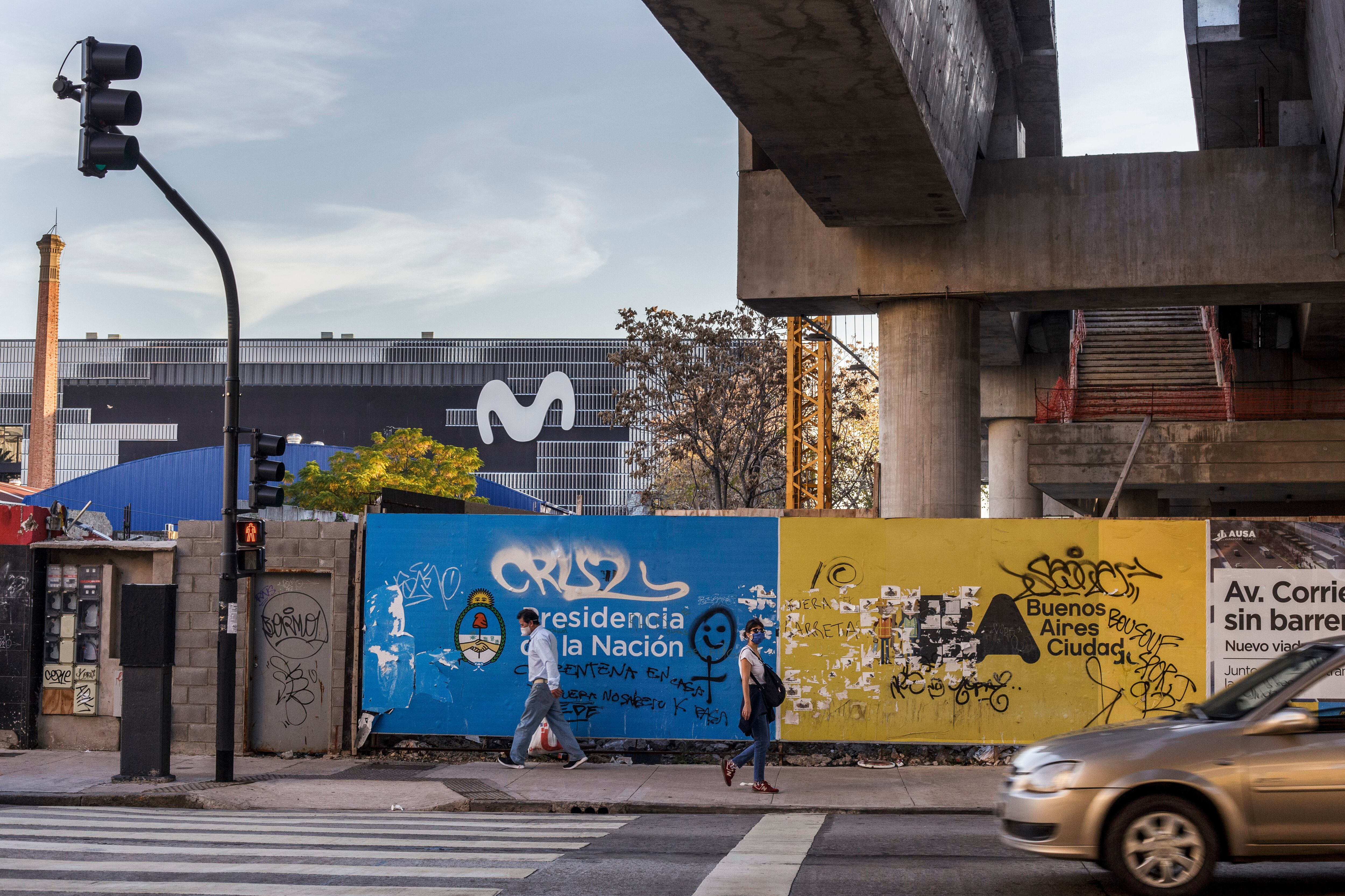 El frente del predio donde pretenden erigir las torres.