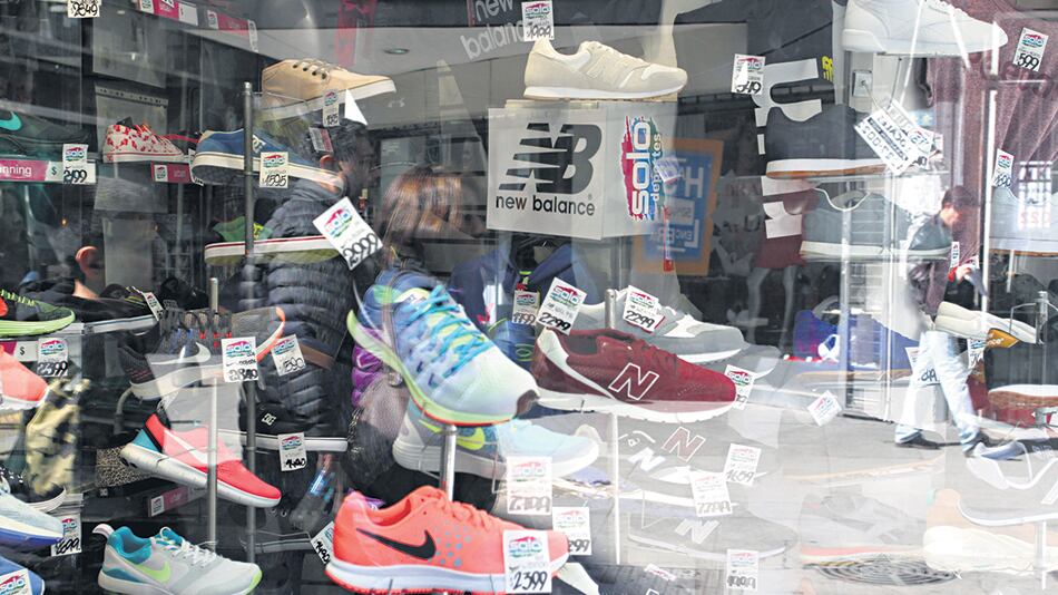 Calzados y prendas importadas compiten con la producción nacional. Pero los precios siguen subiendo.
