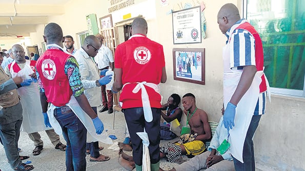 Sobrevivientes del atentado reciben atención médica en Nigeria.