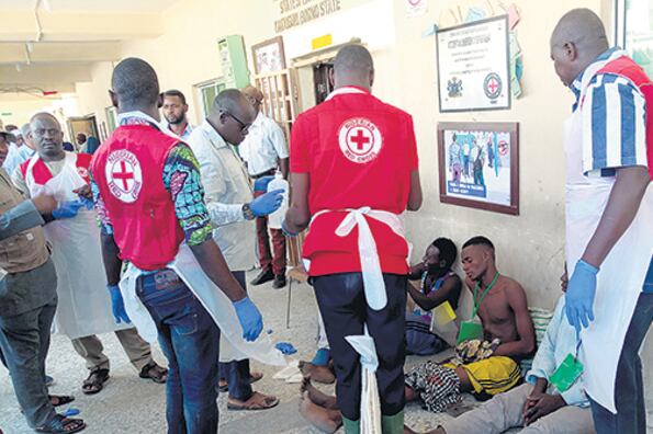 Sobrevivientes del atentado reciben atención médica en Nigeria.