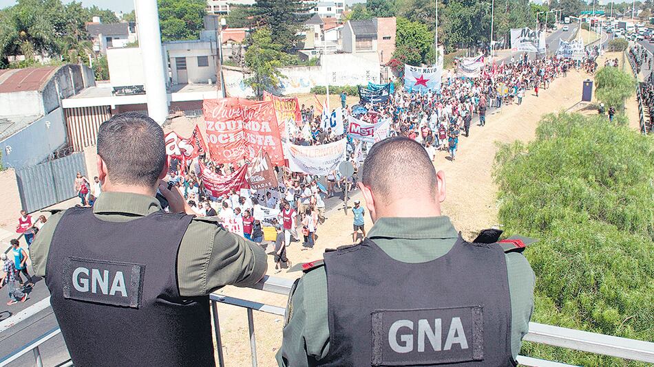 Gendamería impidió el corte de la Autpista Acceso Oeste, en Morón, por parte de los manifestantes.
