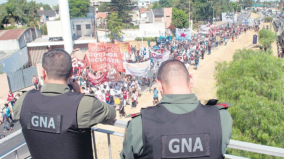 Gendamería impidió el corte de la Autpista Acceso Oeste, en Morón, por parte de los manifestantes.