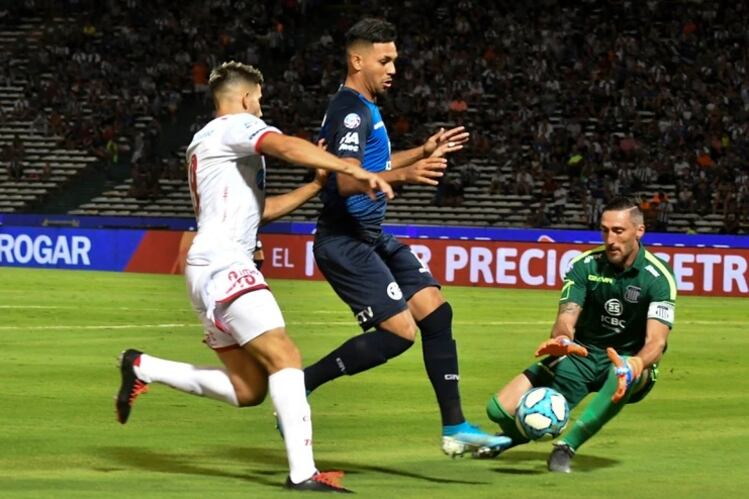 El último triunfo de Huracán fue el 20 de octubre, nada menos que ante San Lorenzo.