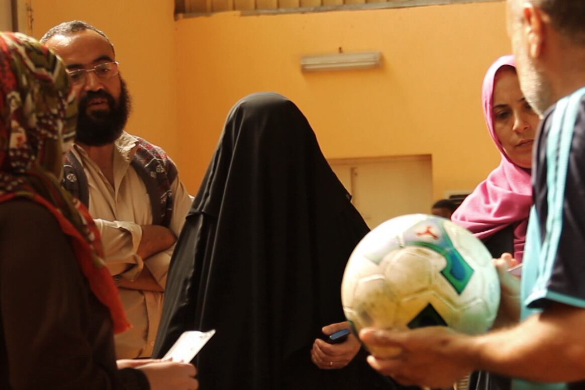Las chicas del equipo, incluidas las más combativas, entrenan y juegan con pantalones largos y hiyab.