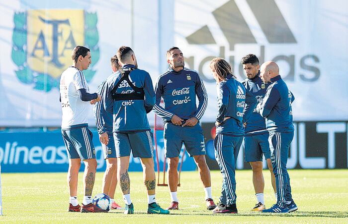 Sampaoli habla. Di María, Mercado y Banega escuchan.