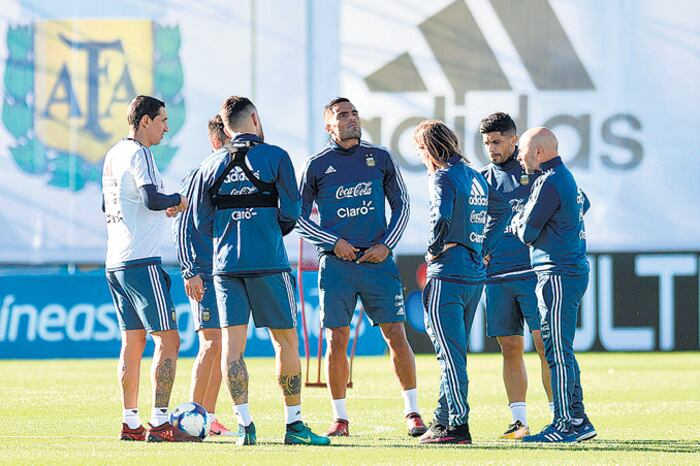 Sampaoli habla. Di María, Mercado y Banega escuchan.