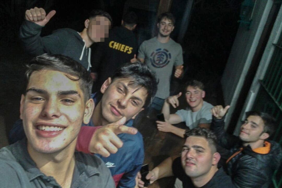 La foto que se sacaron los rugbiers en Villa Gesell, en la que aparece el undécimo sospechoso.