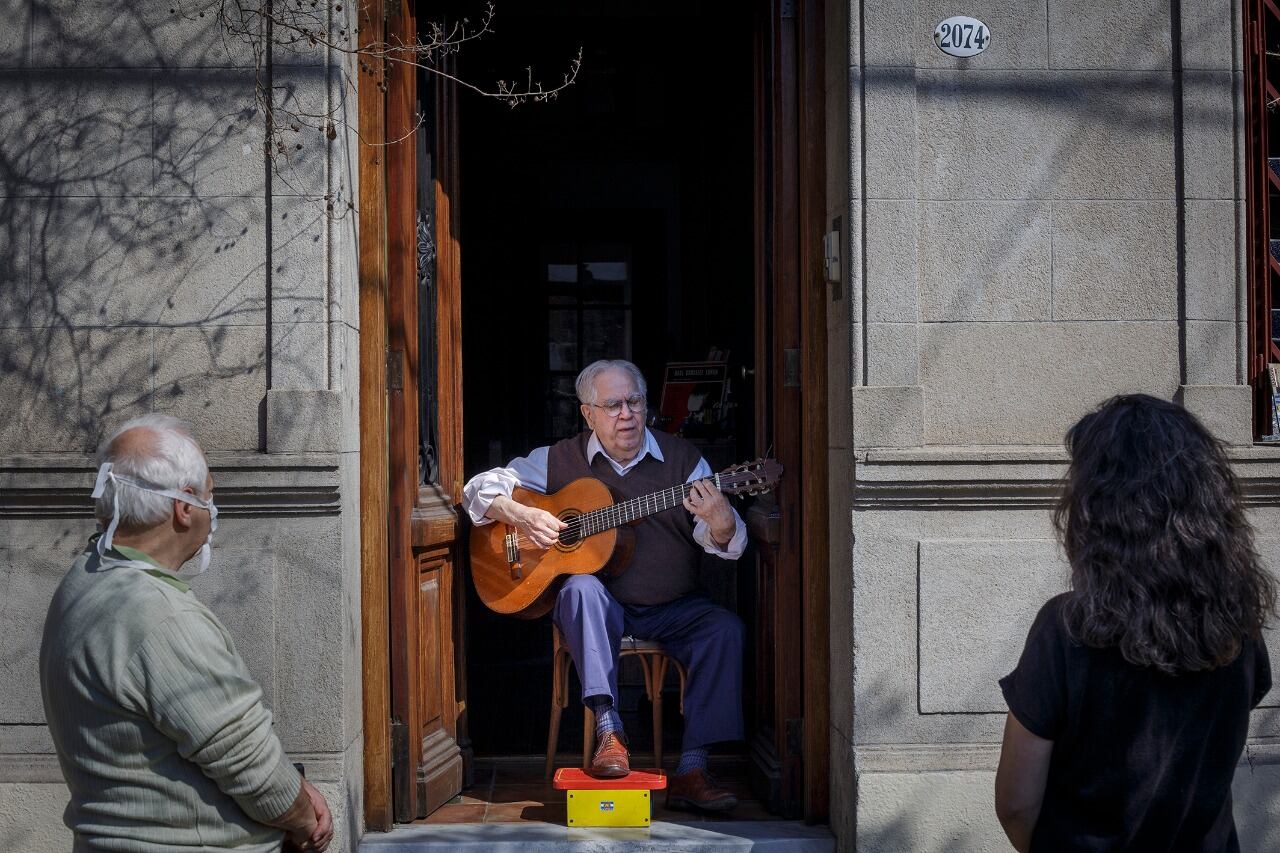 El ingenio del Tata Cedrón empeñado en cantar, desde su puerta en Villa del Parque.
