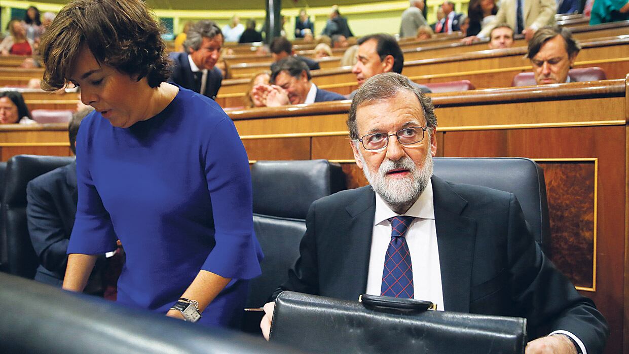 Rajoy, junto a Soraya Sáenz, espera para hablar en el Parlamento español.