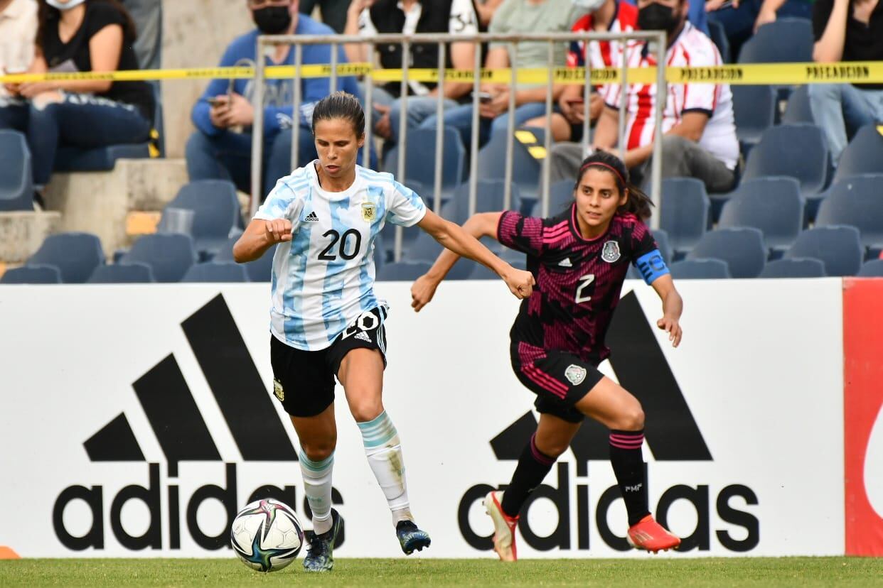 Szymanowski avanza sobre la capitana local