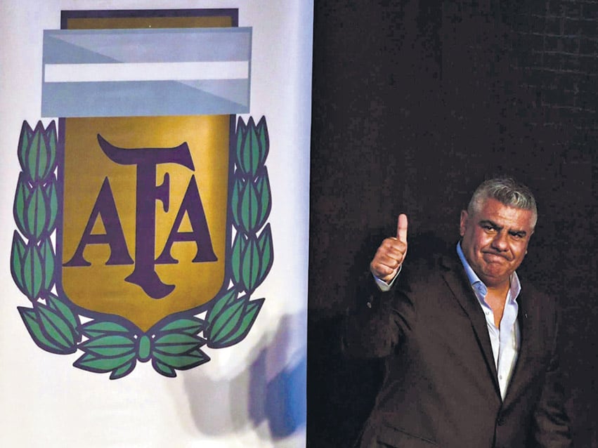 Tapia pisó ayer por primera vez la sede de la calle Viamonte, y se sacó fotos múltiples.