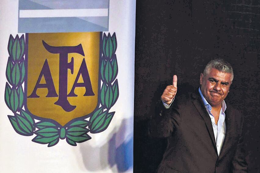 Tapia pisó ayer por primera vez la sede de la calle Viamonte, y se sacó fotos múltiples.