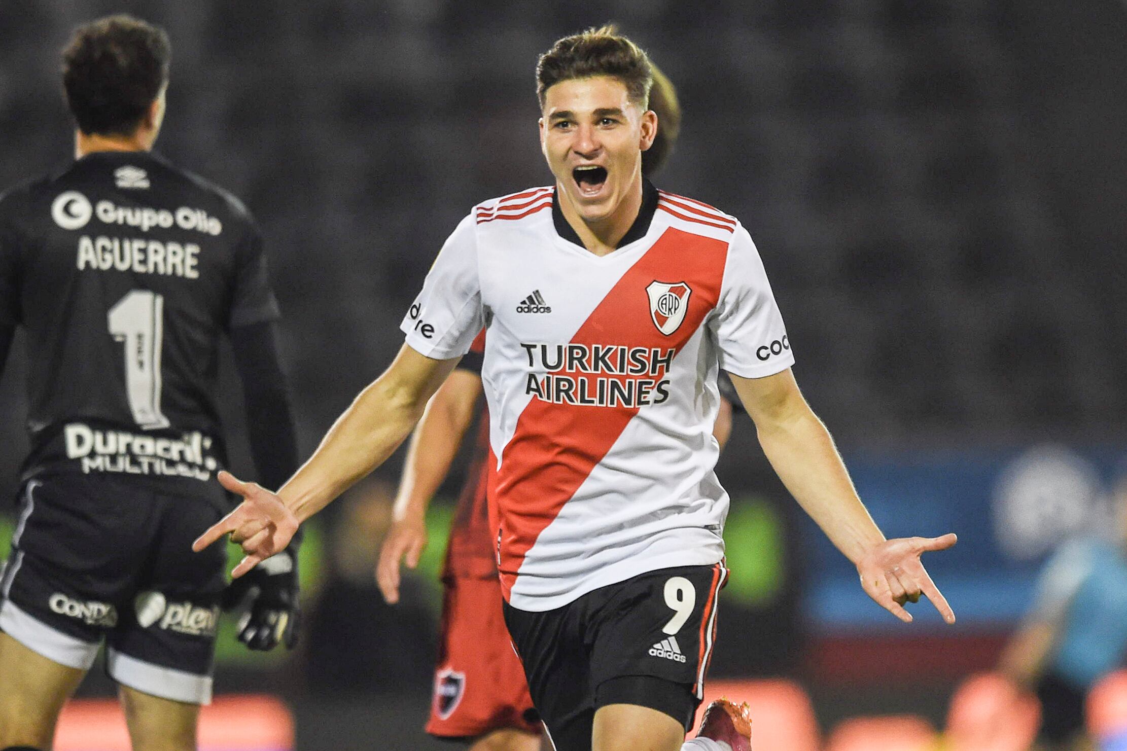 Julián Alvarez festeja uno de sus tantos. Partidazo del número 9