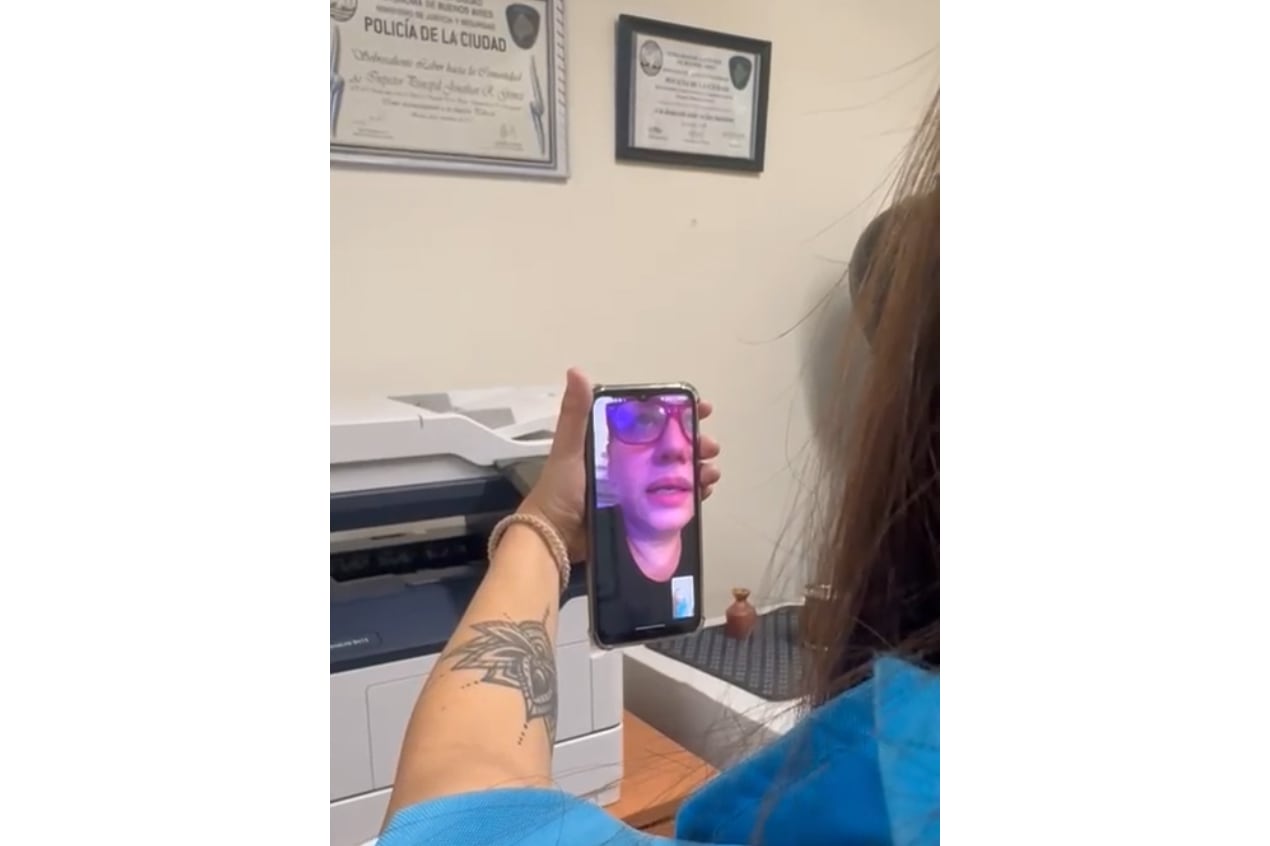 La joven, en el momento de hacer el video. 