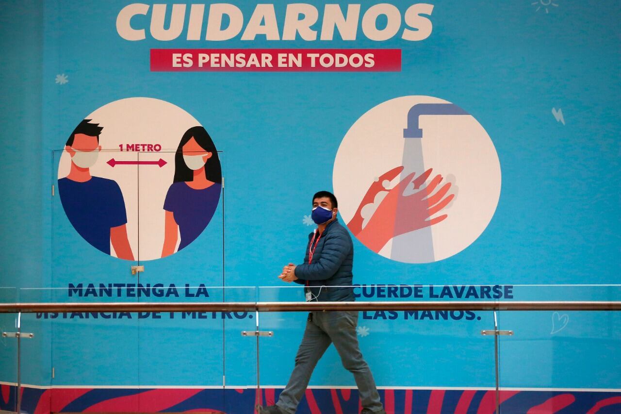 Un hombre camina en un shopping de Santiago.