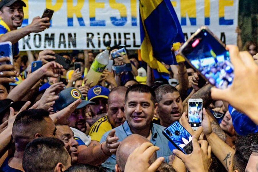 Riquelme abrazado por el pueblo boquense. Imagen: @soybostero.oficial