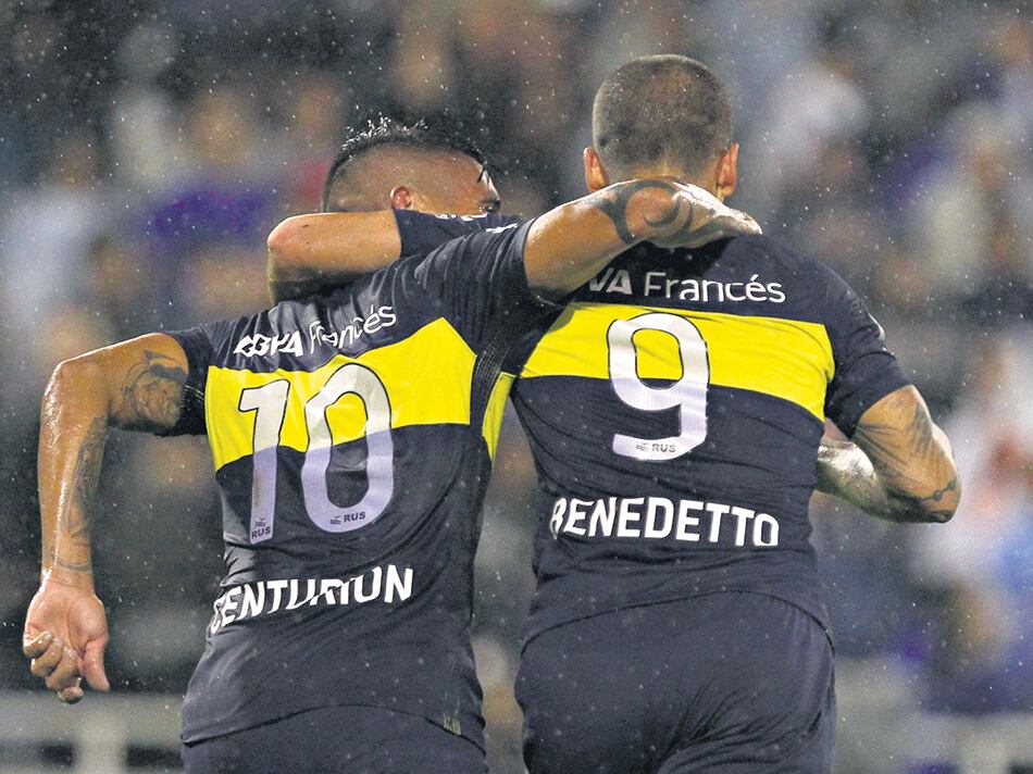 Centurión y Benedetto, abrazos tras el festejo del primer gol.