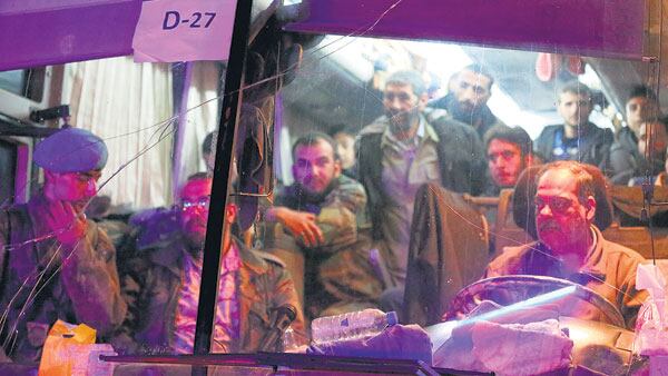 Civiles evacuados de Duma llegan a la ciudad de Alepo, en Siria. A pesar del drama la escalada continúa.