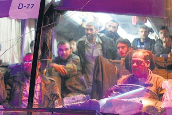 Civiles evacuados de Duma llegan a la ciudad de Alepo, en Siria. A pesar del drama la escalada continúa.