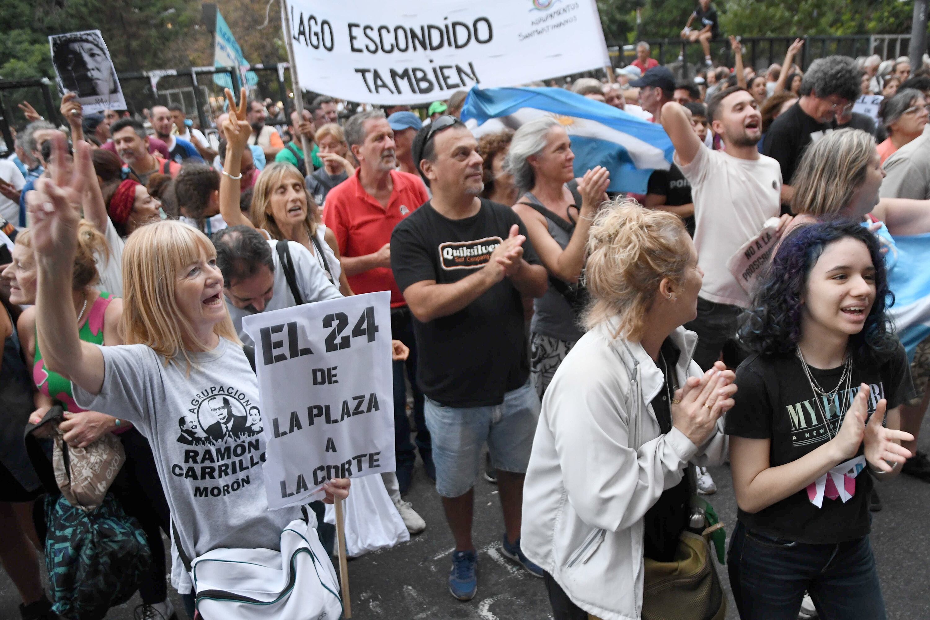 "El 24 de la plaza a la Corte" rezaban los carteles que llevaban los manifestantes.