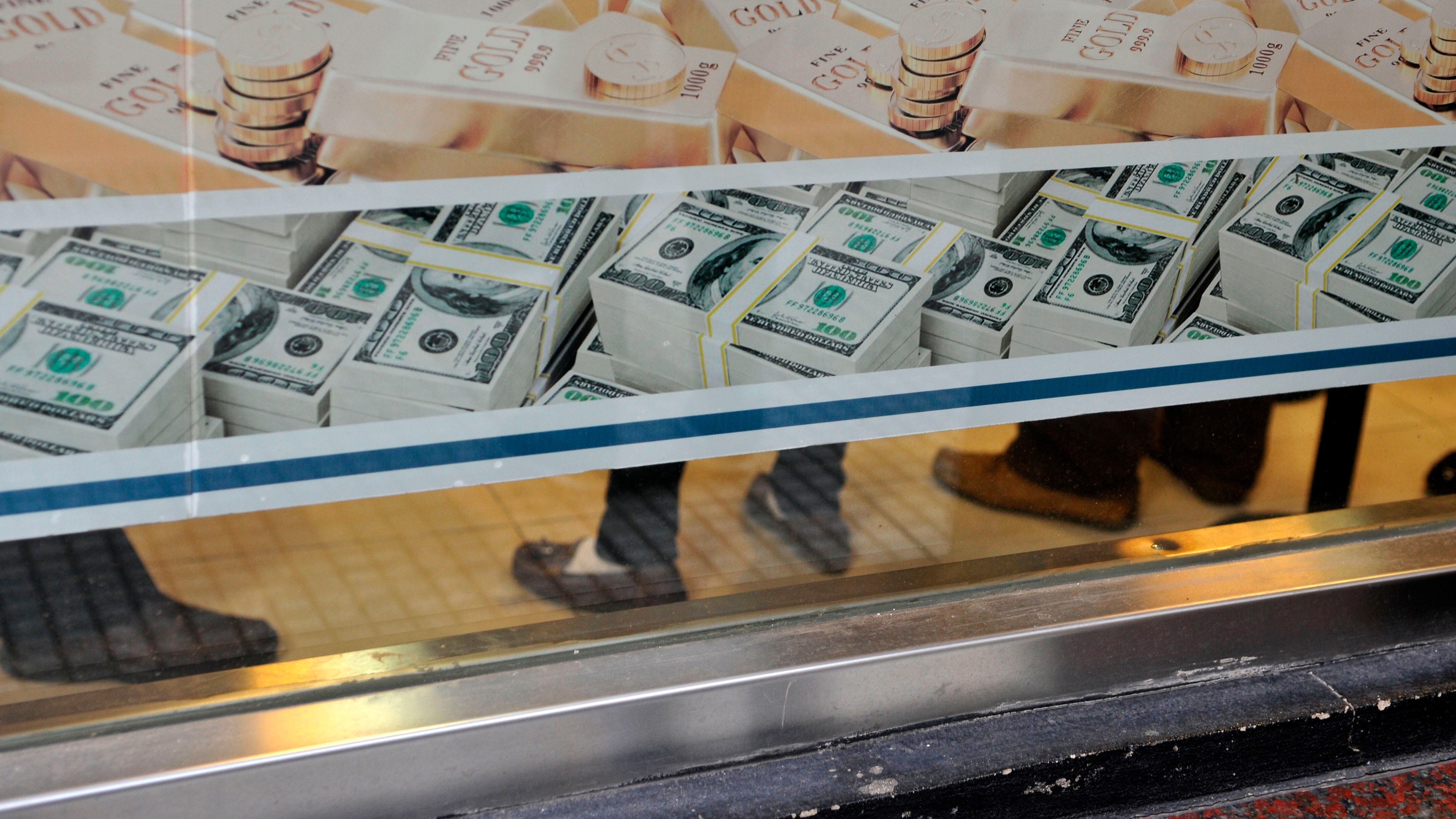 En menos de 15 días se retiraron de los bancos cerca de 3500 millones de dólares en depósitos.