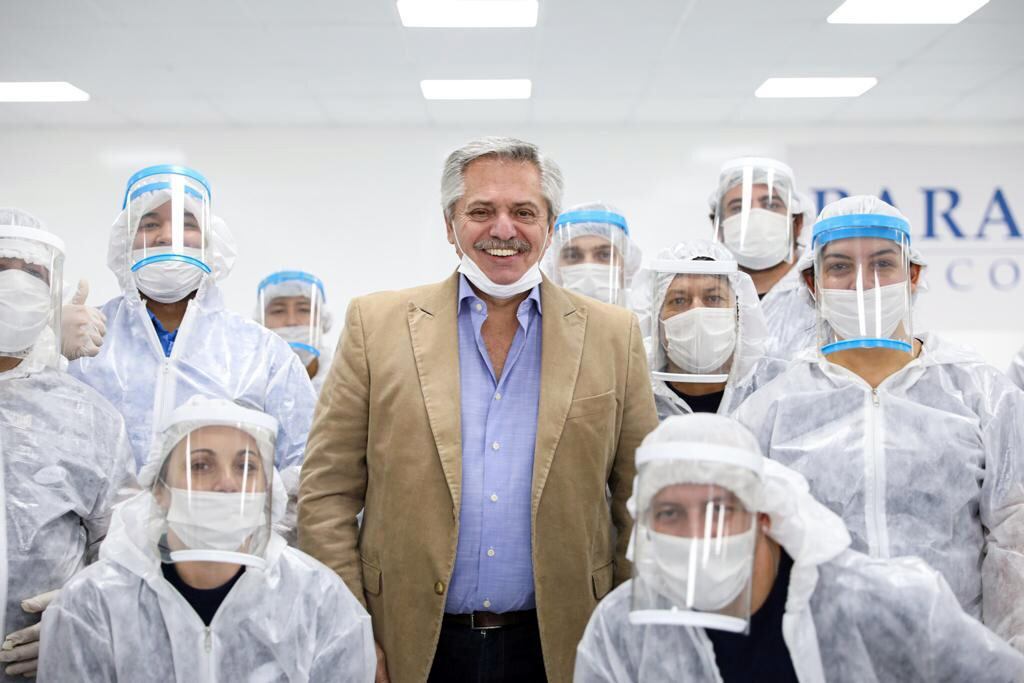 Fernández posó junto a trabajadores de la empresa. 