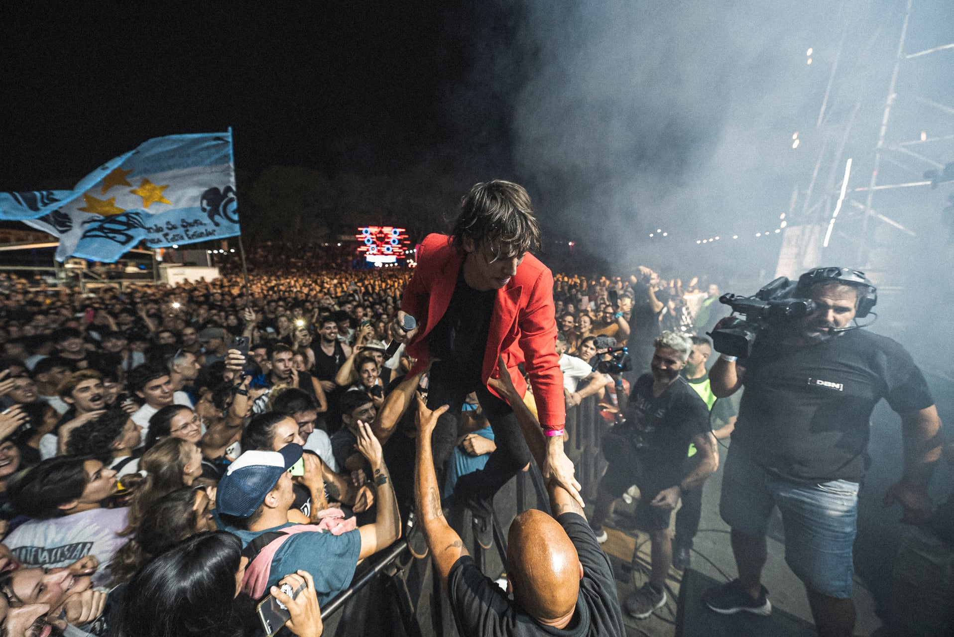 Un público motivado, un desfile de banderas y una estirpe de bandas con hits, entregas y estilo: Rock en Baradero