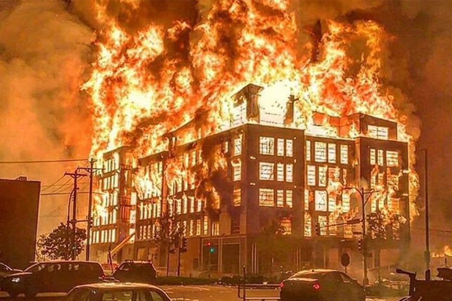 La estación de policía de Minneapolis en llamas durante las protestas por el asesinato de Floyd. Imagen: Marx21US