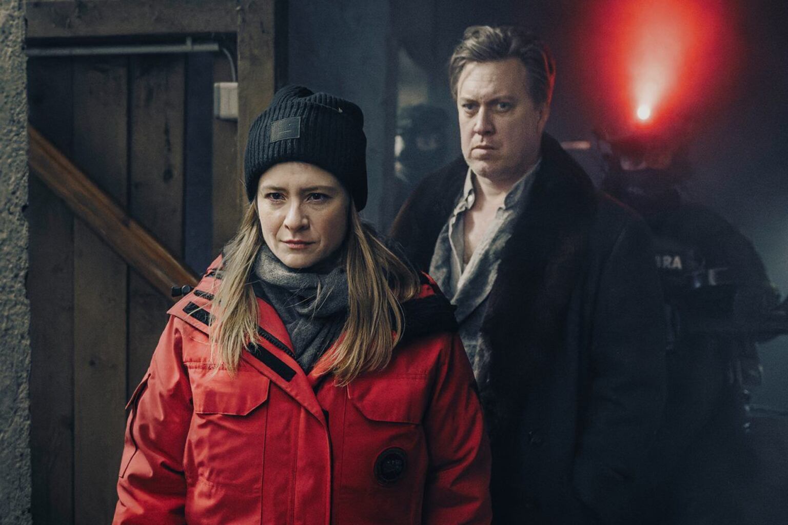 Una pareja de detectives tiene a su cargo esclarecer el caso de un cadáver en una frontera.