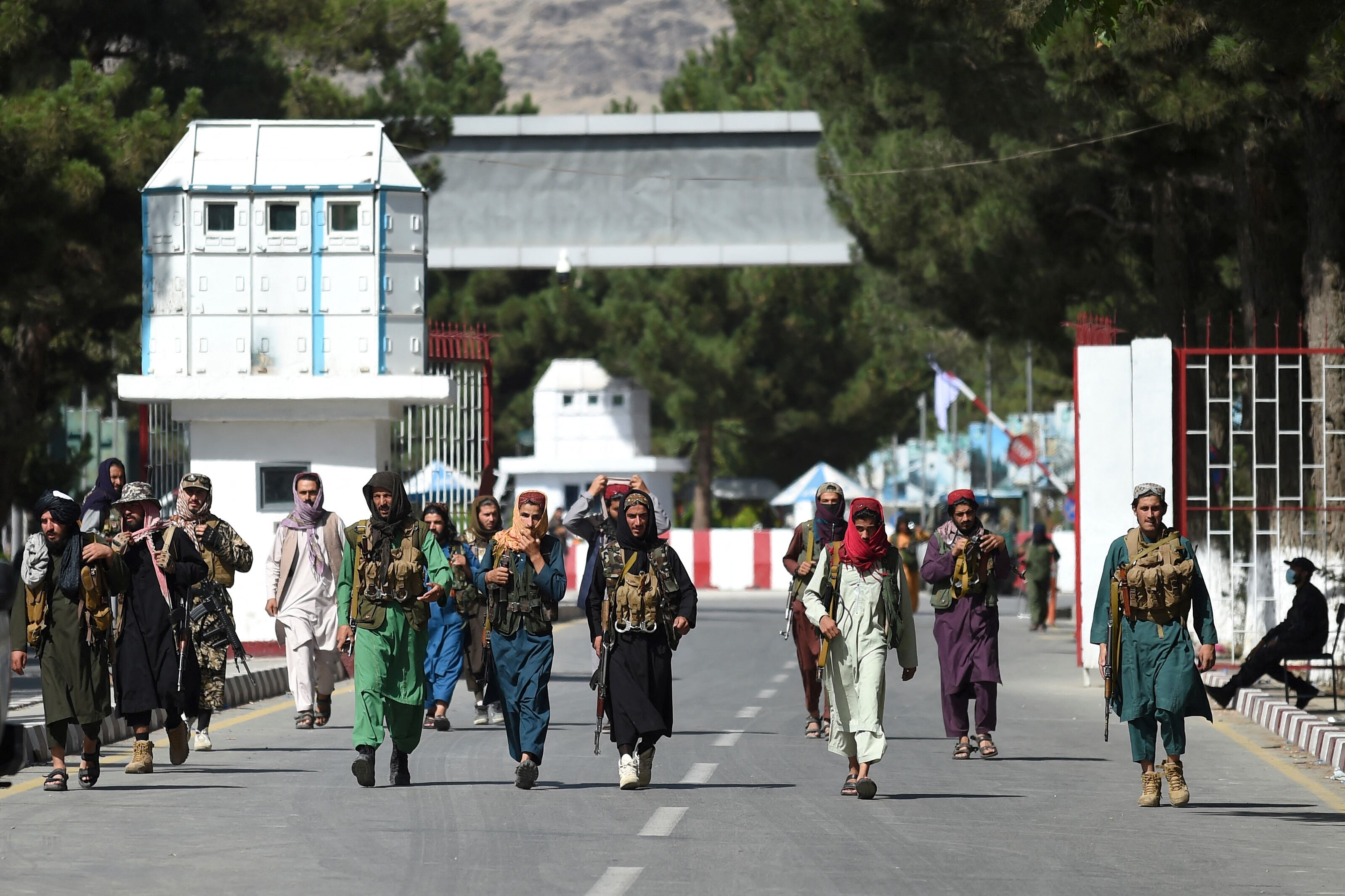 Los talibanes caminan por la puerta de entrada principal del aeropuerto de Kabul.
