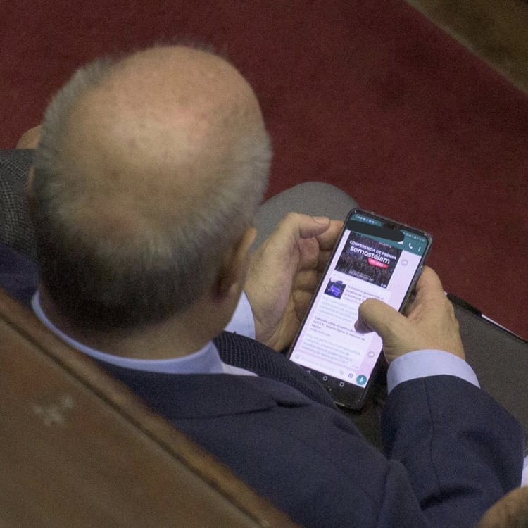 Lombardi lee la web de los trabajadores de Télam en el Congreso.