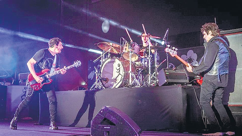 El power trío integrado por Ricardo Mollo, Diego Arnedo y Catriel Ciavarella actuó ante unas 20 mil personas.